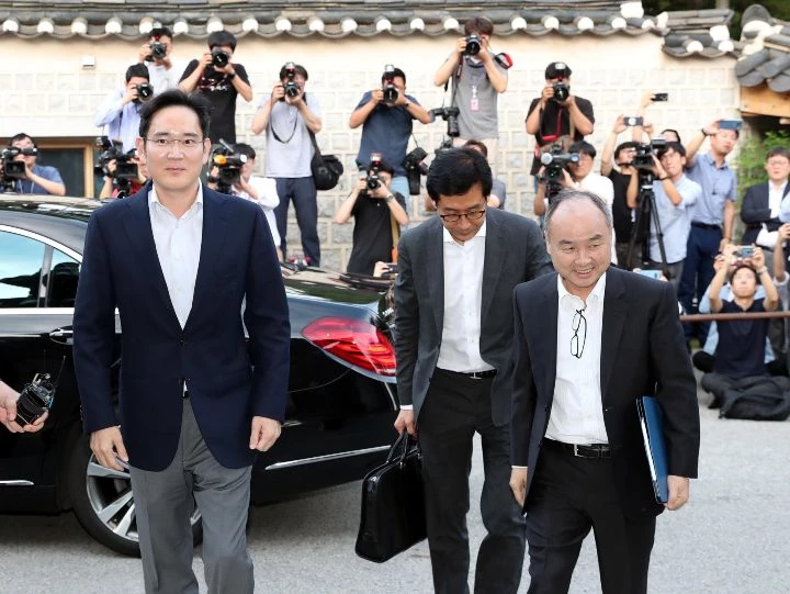 손정의 일본 소프트뱅크 회장(오른쪽)과 이재용 삼성전자 부회장(왼쪽)이 2019년 7월 4일 국내 기업 총수 만찬 회동에 참석하고 있다. / 이하 뉴스1