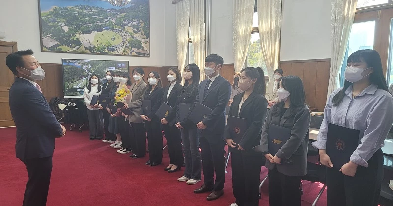 충북도는 12일 청주대와 충청대 등 대학교 관계자 등 30여명이 참석한 가운데 ‘지방의료원 공공간호사 장학금 지원사업’ 추가 합격자 13명에게 장학증서를 전달했다.