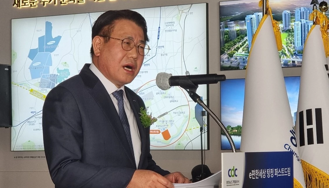 정석완 충남개발공사 사장은 13일 e편한세상 탕정퍼스트드림 주택전시관 개관식에서 '공사가 처음으로 시행하는 공공분양주택사업을 통해 양질의 주택을 합리적인 가격으로 공급해 주거안정을 누릴 수 있도록 하겠다'고 밝혔다. /사진= 충남개발공사 제공