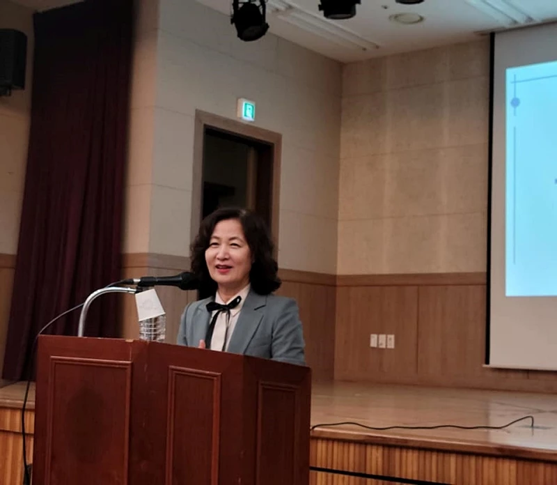 지난 13일 부산 동래구 사직종합사회복지관에서 열린 '2022 찾아가는 시민학교' 행사에 참석한 추미애 전 법무부 장관 / 이하 추풍당당 페이스북