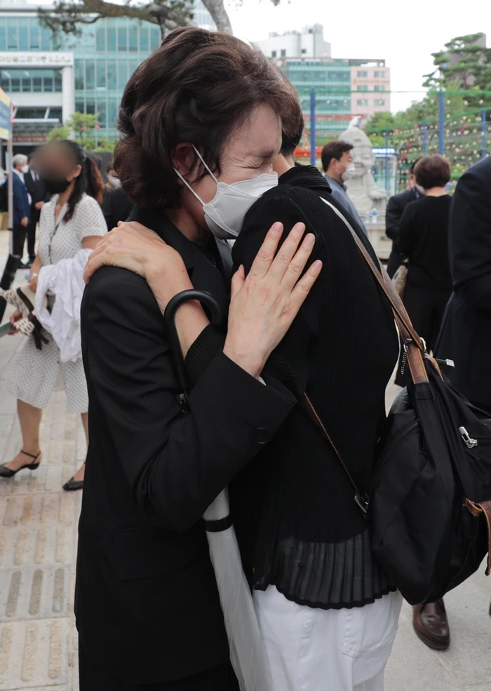 시민 품에 안겨 오열하는 박 전 시장 아내 / 이하 뉴스1