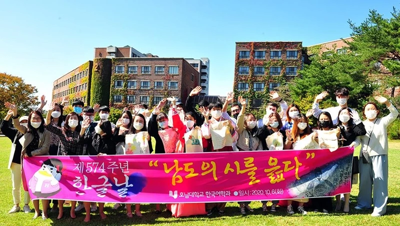 호남대에 재학 중인 외국인 연수생들이 광주·전남이 배출한 시인들의 시를 에코백에 옮겨 적고 낭송을 한 뒤, 숲공원에서 전시하는 행사를 하고 있다. / 뉴스1
