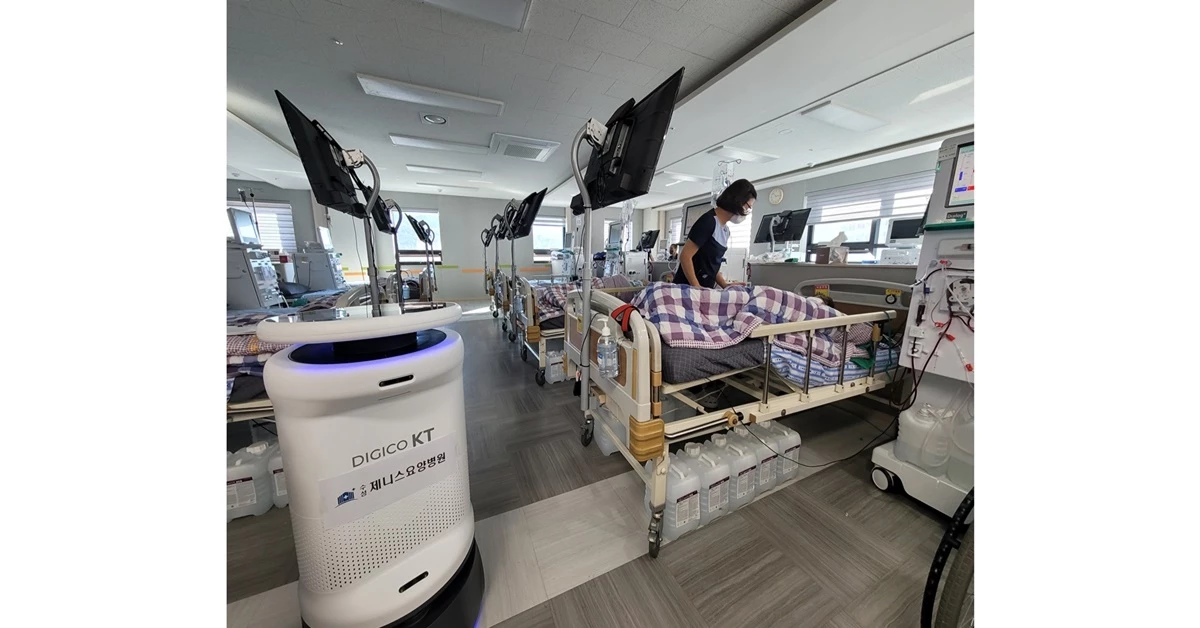 수성제니스요양병원 인공신장실에 KT AI로봇이 방역 중이다 /    KT대구경북광역본부 제공