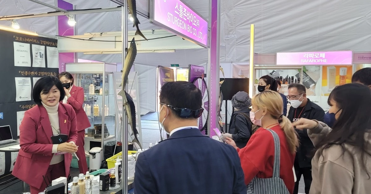 관람객들과 바이어들이 한 바이오기업관 앞에서 화장품 등 제품 효능에 대해 설명을 들으며 많은 관심을 표하고 있다./사진=위키트리