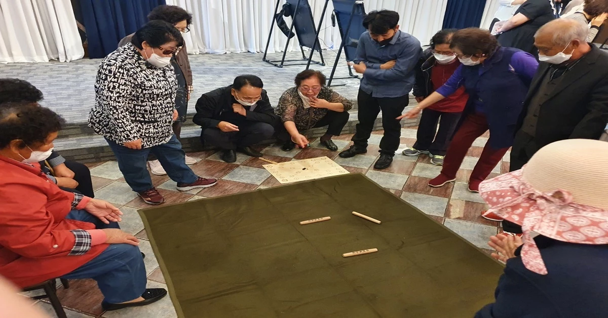 이날 2부 화합의 장 행사에서 장애인과 비장애인들이 함께 윷놀이를 하며 즐기고 있다./ 사진= 충북시각장애인복지연합회 제공