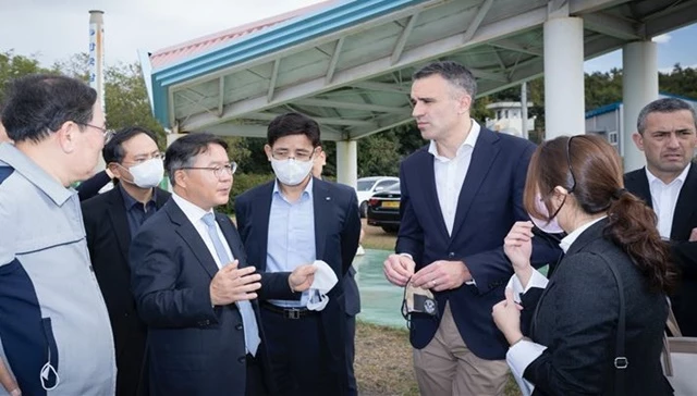 남부발전 이승우 사장(사진 왼쪽 세 번째)이 남호주 주정부 피터 말리나우스카스 총리 / 사진제공=남부발전