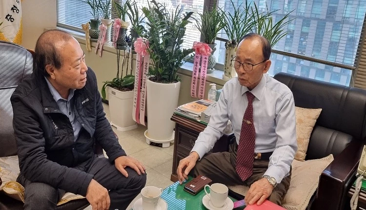 이진삼 충청향우회 회장(우측)은 충청인의 단결과 화합을 꾀하는 일과 장학사업 등 앞으로 향우회중앙회 회원들의 결속을 다지는데 최선을 다하겠다고 밝혔다. / 사진= 충청향우회 제공