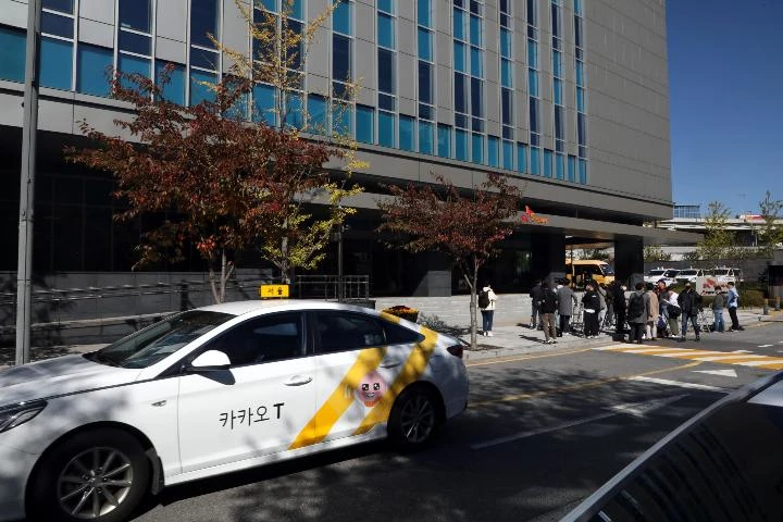 17일 오전 경기 성남시 분당구 SK C&C 판교캠퍼스 카카오 데이터센터 화재현장 앞에서 카카오택시 래핑을 한 택시가 이동하고 있다. / 뉴스1