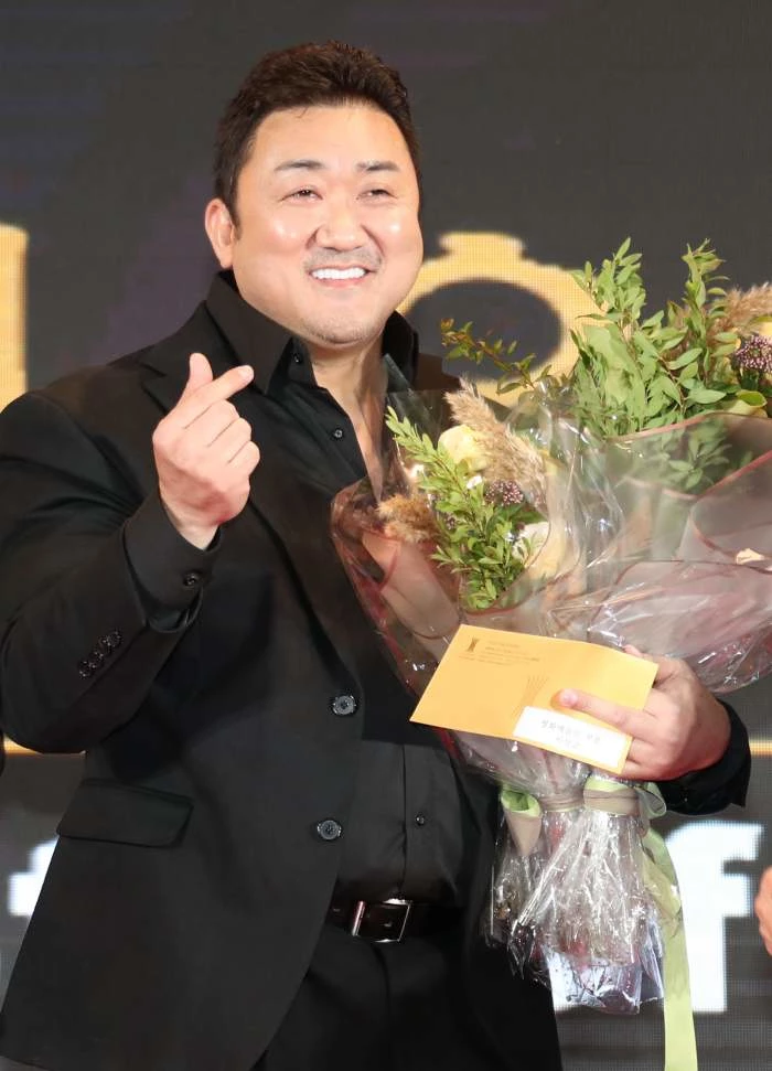 배우 마동석이 20일 오후 서울 강동구 고덕동 스테이지28에서 열린 ‘제12회 아름다운예술인상’에서 영화예술인상을 받고 하트를 그리고 있다.