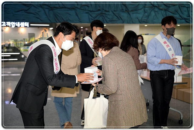 김광진 광주광역시 문화경제부시장이 26일 오전 시청 행정동 앞에서 출근하는 직원을 대상으로 공공부문 감정노동자 존중문화 확산 캠페인을 펼치고 있다./광주광역시 제공