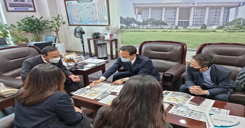 조병옥 음성군수는 정부예산 국회 심의에 앞선 27일 충북지역 국회의원 등을 국회에서 만나 지역 주요 현안사업의 내년도 정부 예산안 반영과 증액을 건의했다. 사진은 국민의힘 박덕흠 의원(보은·옥천·영동·괴산)에게 음성지역 현안을 설명하는 모습.