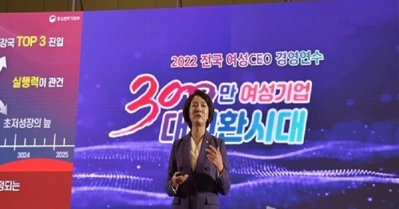 이 영 중소벤처기업부 장관은 올 하반기 납품대금 연동제 정착과 제조 디지털 전환 촉진에 정부의 역량을 기울이고 있다면서 지난 7월 출범한 새 정부의 중소기업정책 방향을 여성CEO들에게 설명하고 비전을 공유했다. /사진= 한국여성경제인협회 충북지회 제공