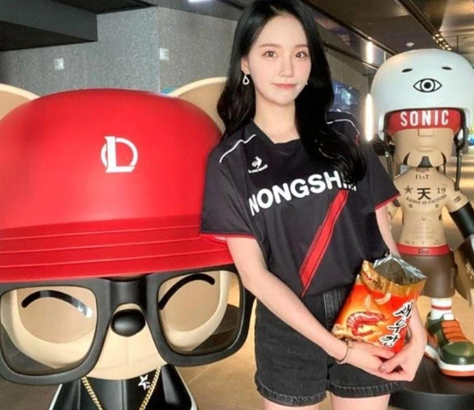 '성형수술한 거 아냐?' 말에 어린 시절 사진 공개해버린 아나운서 (사진) 