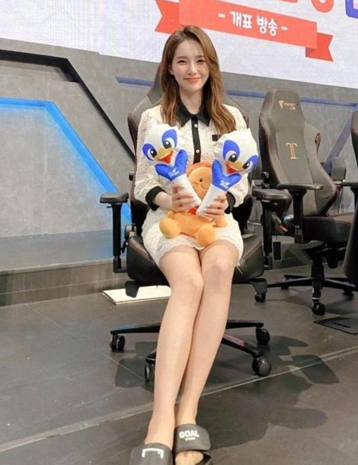 '성형수술한 거 아냐?' 말에 어린 시절 사진 공개해버린 아나운서 (사진) 