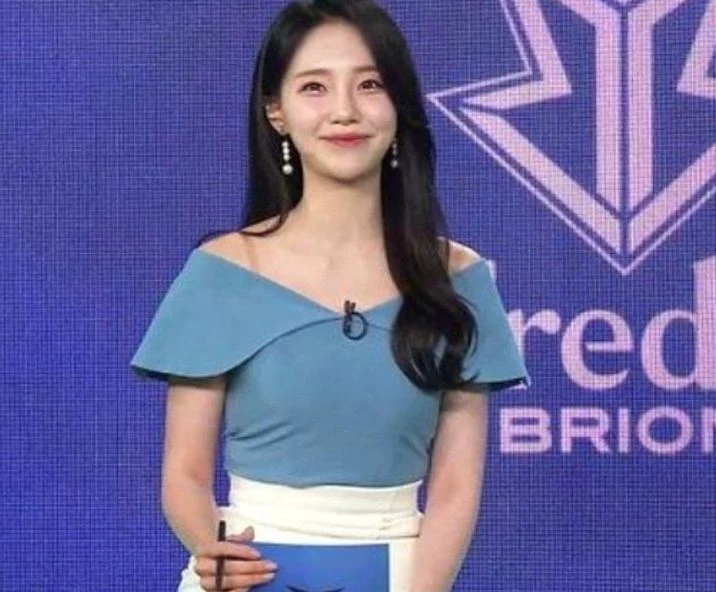 '성형수술한 거 아냐?' 말에 어린 시절 사진 공개해버린 아나운서 (사진) 