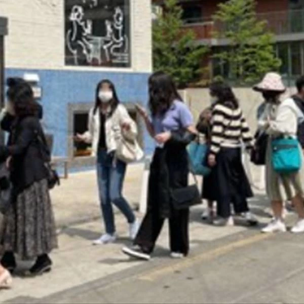 식당 앞에 줄 서 있는 손님들