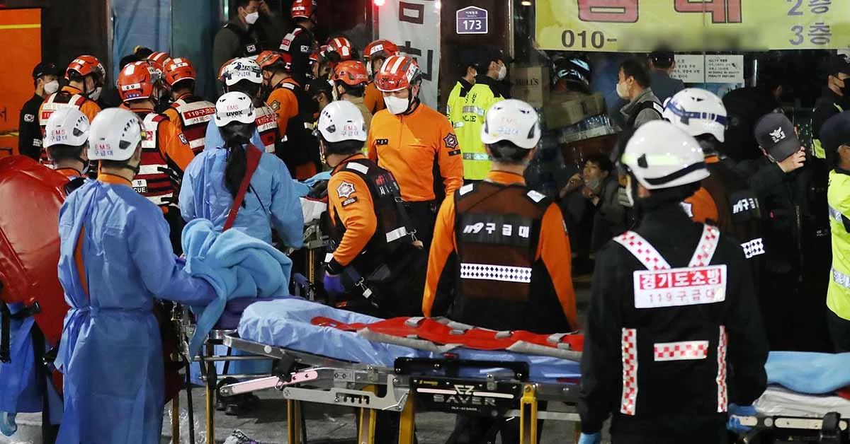 30일 새벽 서울 용산구 이태원 일대에서 의료진과 구급대원들이 압사 사고 사망자들을 이송하기 위해 대기하고 있다. / 뉴스1