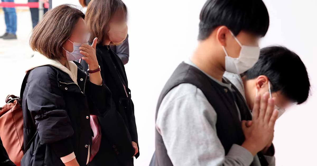 일 오전 서울광장에 마련된 이태원 사고 사망자 합동분향소에서 시민들이 눈물을 훔치며 추모하고 있다. / 뉴스1
