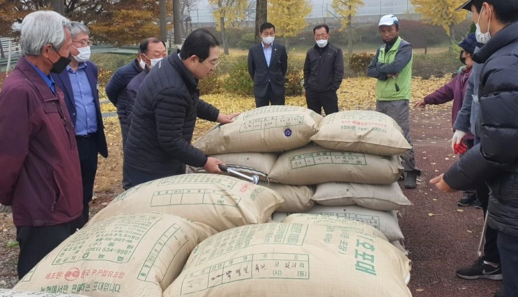 건조벼 매입현장을 찾은 황규철 옥천군수 / 옥천군