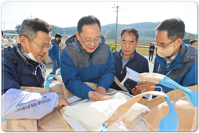 현관 해남군수가 해남군 북일면 신월마을 공공비축미곡 건조벼 수매 현장을 찾아 현장점검을 실시했다.