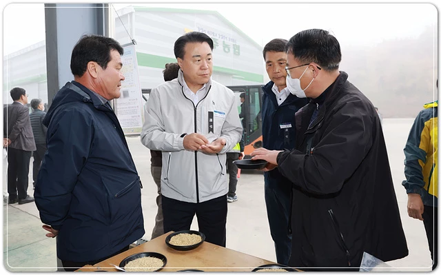 구복규 화순군수가 공공비축미곡 매입 현장을 이야기를 나누고 있다.