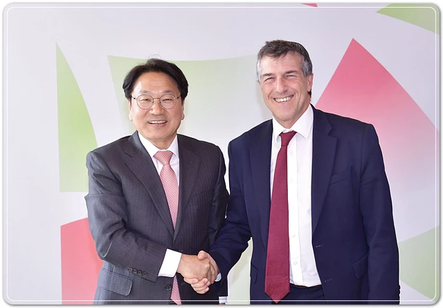 강기정 광주광역시장이 7일 오후 시청 접견실에서 아키바 토르 주한이스라엘대사와 만나 광주와 이스라엘 간 상호 협력방안을 논의한 뒤 기념촬영을 하고 있다./광주광역시 제공