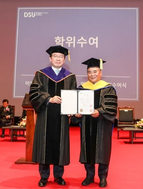 동서대학교 대학원은 최근 동서대 뉴밀레니엄관 소향아트홀에서 주식회사 약손명가 이병철 회장에게 명예이학박사 학위를 수여했다. / 사진제공=동서대