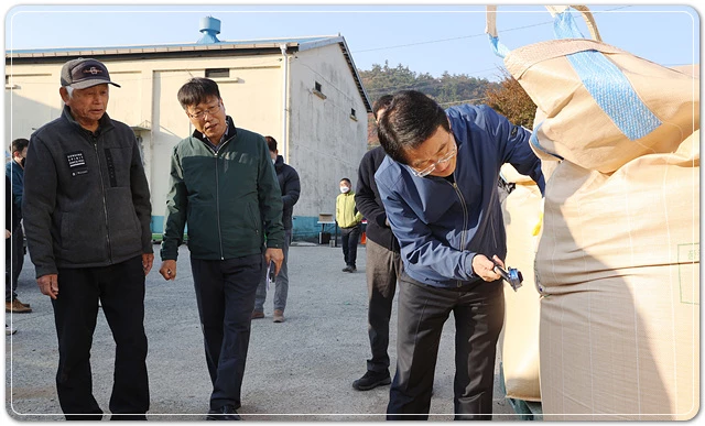 강진원 강진군수가 지난 7일 성전면 신풍 47호 창고 공공비축미곡 매입 현장을 찾았다.