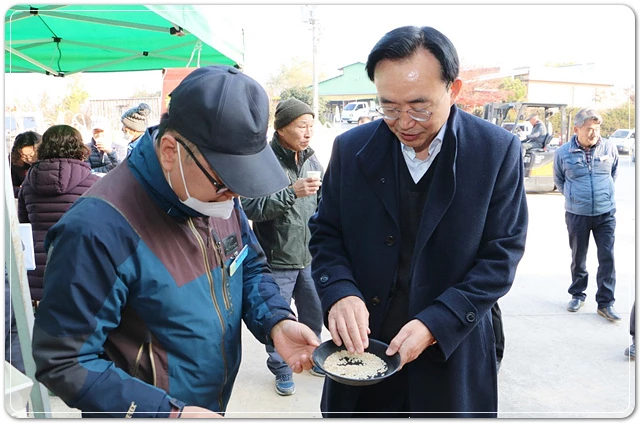 윤병태 나주시장이 왕곡면 양산창고 공공비축미 시장격리곡 수매 현장을 방문했다.