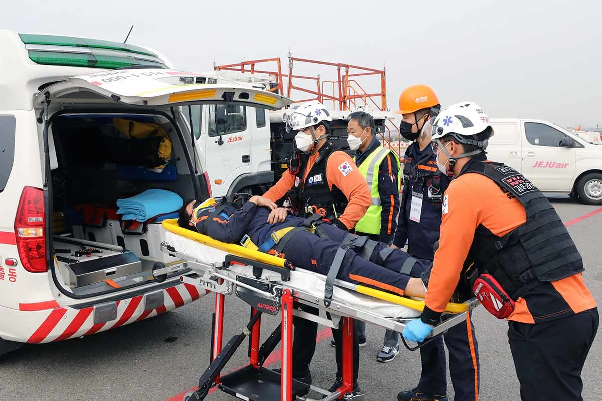 지난 3일 오전 서울 강서구 김포국제공항에서 진행된 제주항공 중대재해 대응 현장 모의훈련에서 한국공항공사 소방구조대가 부상자를 구급차에 이송하고 있다. / 제주항공 제공
