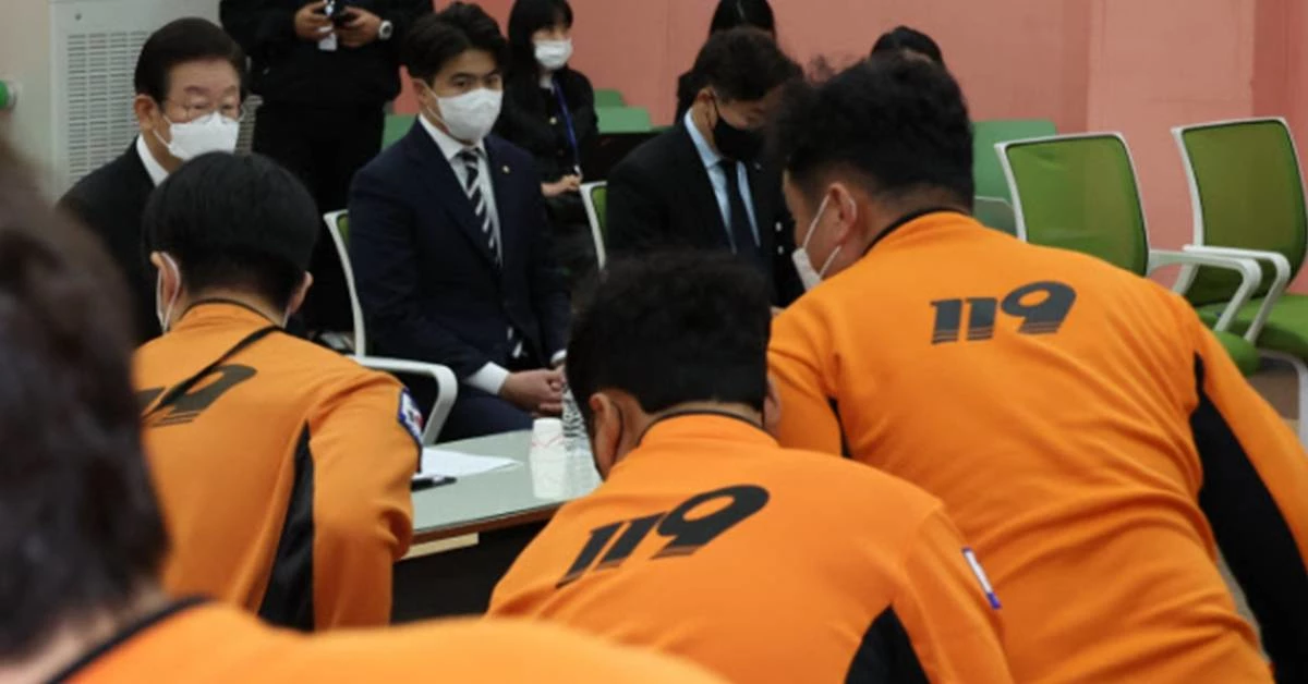 간담회 도중 현장 출동 명령을 받은 소방대원들이 자리를 뜨고 있다 / 연합뉴스