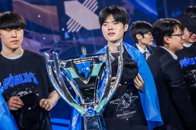 ‘2022 리그 오브 레전드 월드챔피언십’ 우승자인 김혁규(사진 중앙). / 라이엇 게임즈