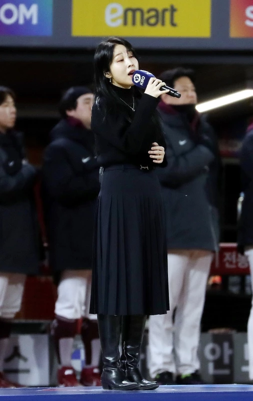 7일 인천 미추홀구 SSG 랜더스필드에서 열린 2022 프로야구 KBO리그 한국시리즈 5차전 키움 히어로즈와 SSG 랜더스의 경기에 앞서 애국가를 부르는 가수 권진아  / 연합뉴스