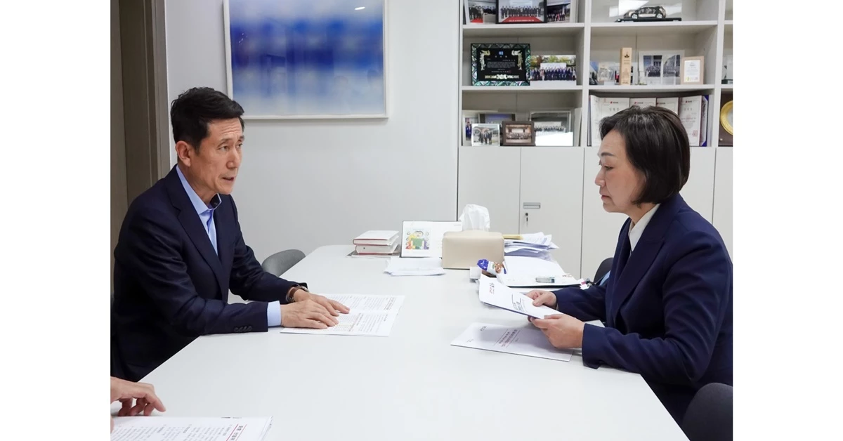 왼쪽 이강덕 포항시장이 국민의힘 간사 한무경 의원에게 산업위기 선제대응지역 지정과 관련 세부사업 등을 설명하고 있다 / 포항시 제공