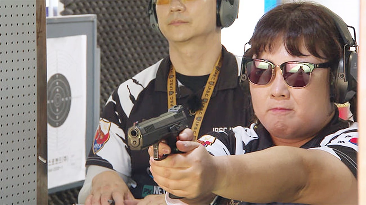 개그우먼 김민경이 사격 훈련을 하고 있다 / IHQ 웹 예능 '시켜서 한다! 오늘부터 운동뚱' 제공
