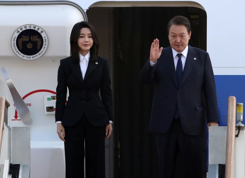 윤석열 대통령과 김건희 여사 등은 11일 오전 경기 성남시 서울공항에서 공군1호기(대통령 전용기)를 타고 동남아 순방 일정을 떠났다. / 이하 뉴스1
