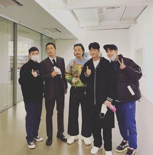 2020년 열린 류준열 사진전에 참석한 이동휘와 동료 배우들 / 이현욱 인스타그램