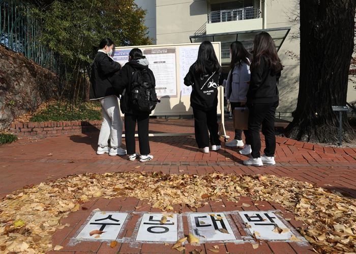 2023학년도 대학수학능력시험을 하루 앞둔 16일 서울 중구 이화여자고등학교에서 수험생들이 시험실 배치표를 확인하고 있다. / 이하 뉴스1