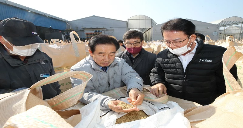 송기섭 진천군수는 18일 2022년산 공공비축미곡과 수확기 시장격리곡 수매 현장(진천읍 장척마을)을 방문해 애로사항을 청취하고 농업인들을 격려했다.