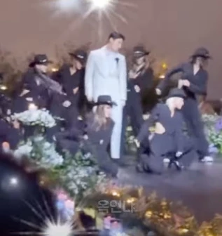 결혼식 축하 공연 중인 홀리뱅과 남편 정담 / 유튜브 '옥언냐'