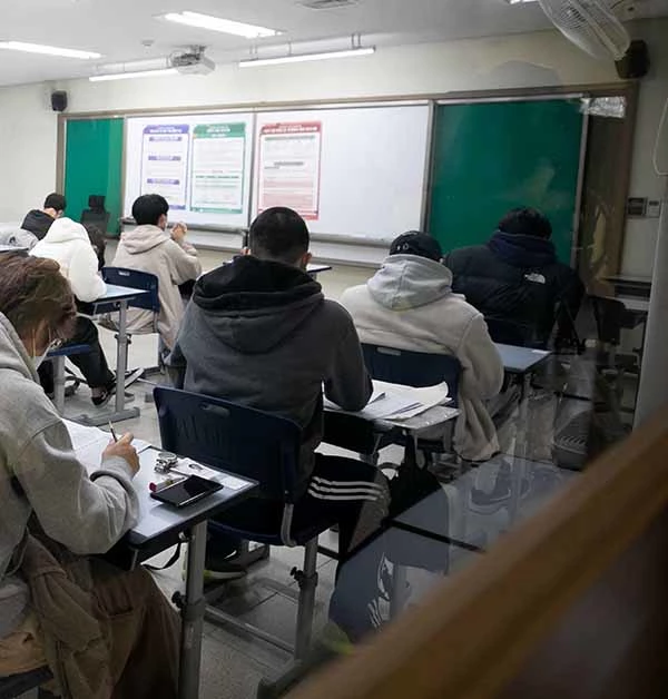 2023학년도 대학수학능력시험일인 지난해 11월 17일 오전 서울 경복고등학교에 마련된 시험장에서 수험생들이 시험 시작을 기다리고 있다. / 뉴스1