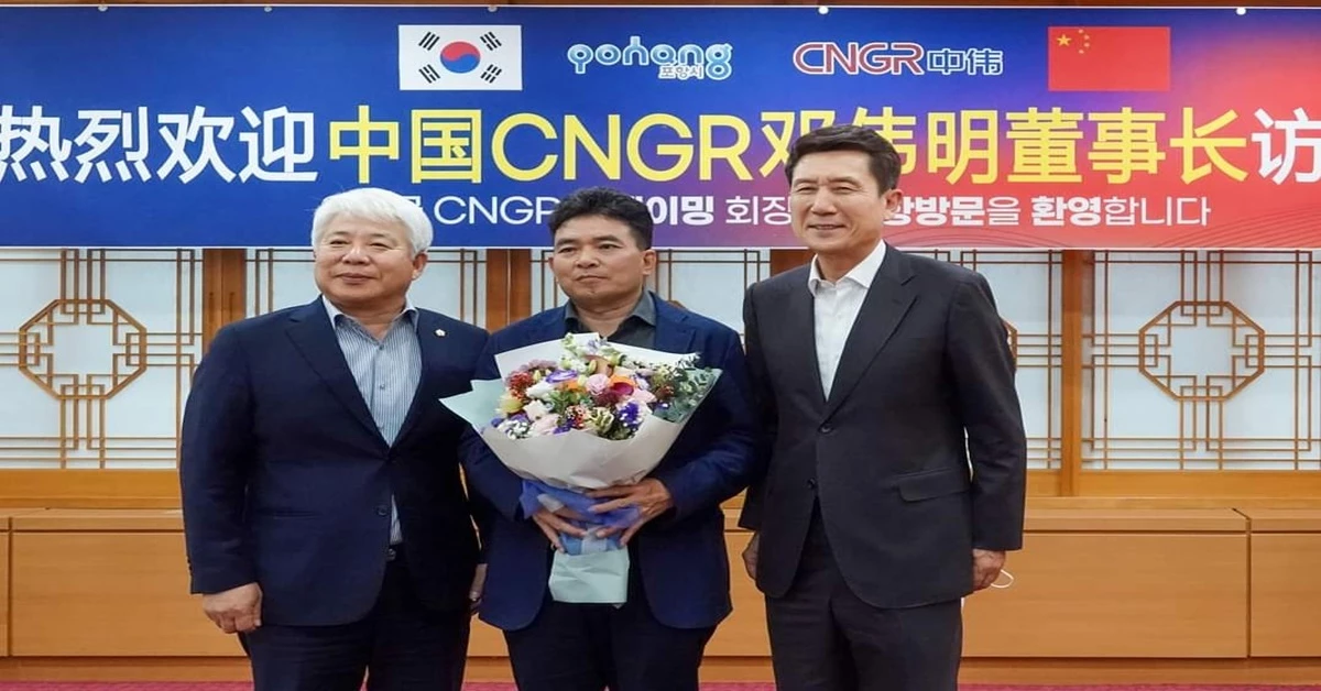 사진 왼쪽부터 백인규 포항시의회 의장, 덩 웨이밍 CNGR 회장, 이강덕 시장 / 포항시 제공