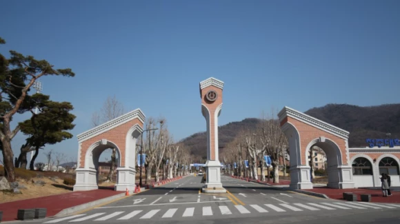 /청주대학교 정문