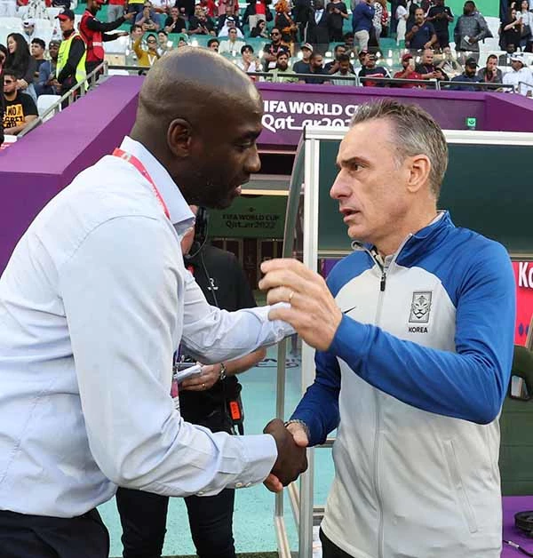 파울루 벤투 축구대표팀 감독이 28일 오후(현지시간) 카타르 알라이얀 에듀케이션 시티 스타디움에서 열린 2022 카타르 월드컵 조별리그 H조 2차전 가나와의 경기에서 오토 아도 가나 감독과 인사를 나누고 있다. / 뉴스1