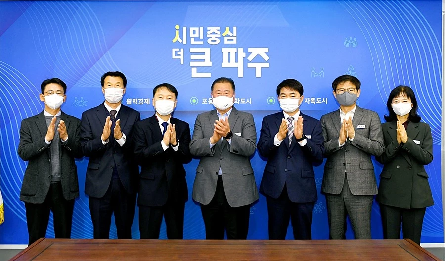 김경일 파주시장(가운데) / 파주시청