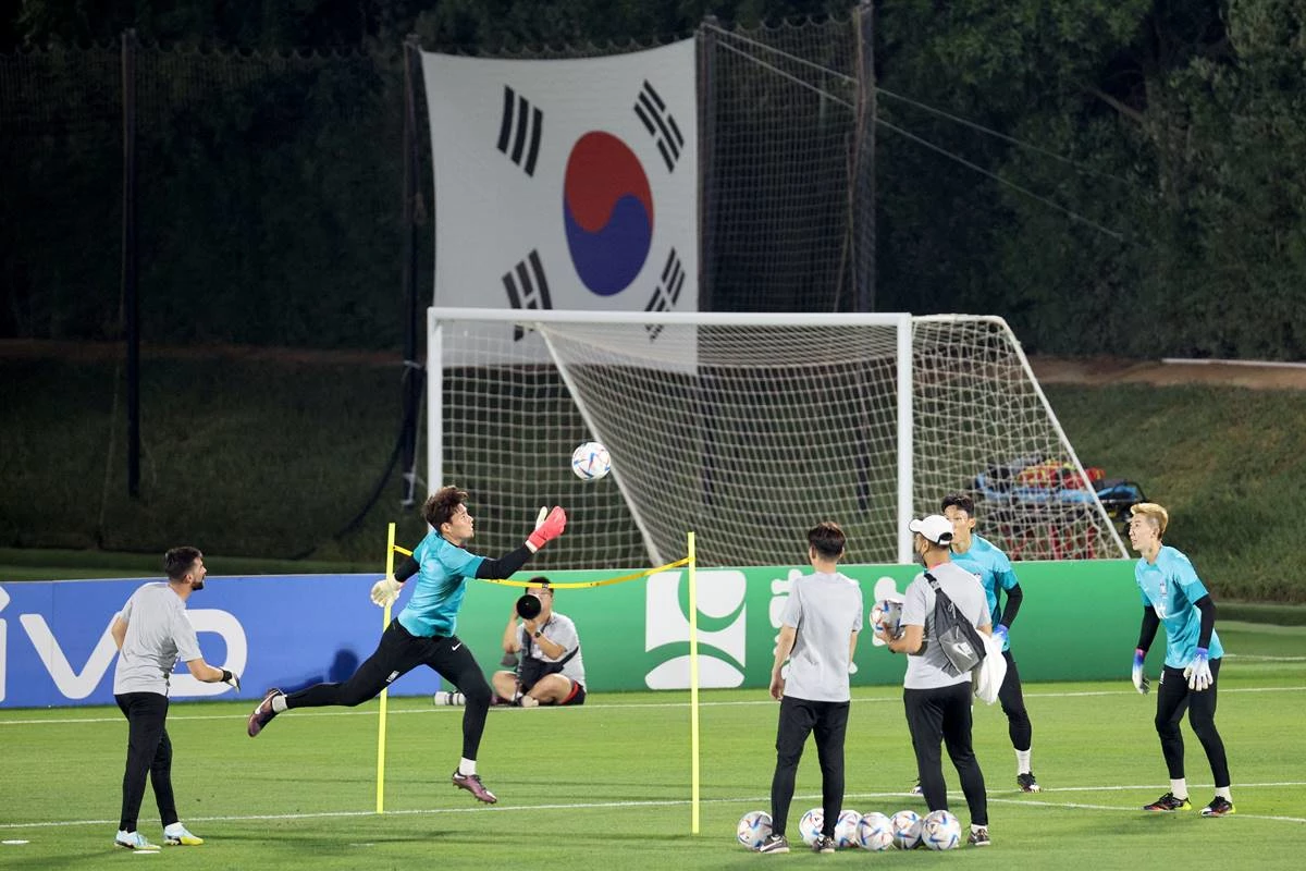 14일 오후(현지시간) 카타르 도하 알 에글라 트레이닝센터에서 첫 훈련하는 벤투호 거미손, 맨 오른쪽 조현우