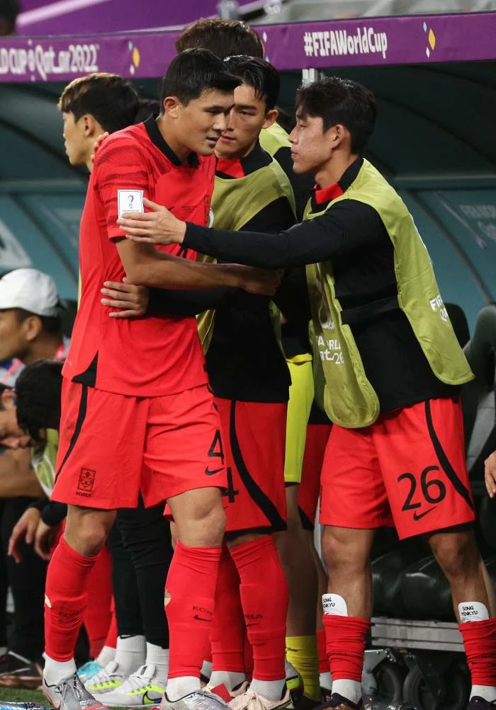 지난 28일 오후(현지 시각) 카타르 알라이얀 에듀케이션 시티 스타디움에서 열린 2022 카타르 월드컵 조별리그 H조 2차전 대한민국과 가나의 경기 후반, 대한민국 김민재가 교체되고 있다.