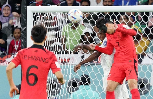 이하 손흥민이 '2022 카타르 월드컵' 조별리그 H조 2차전 대한민국과 가나의 경기에서 헤더 경합을 펼치고 있다. / 뉴스1