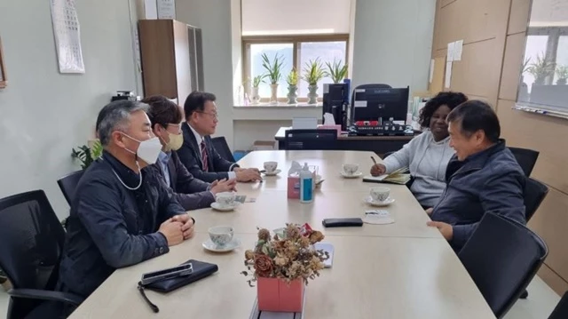 창원대 미래융합대학에서 미래융합대학과 잠비아 코퍼벨트대학교 행정국장과 이명구 교수가 간담회를 갖고 있다. / 사진제공=창원대
