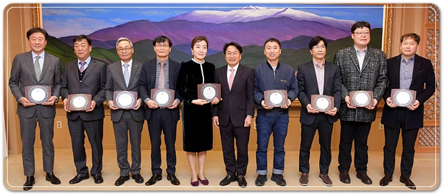 강기정 광주광역시장이 30일 오전 시청 비즈니스룸에서 열린 '2022년 광주광역시 우수중소기업인상‧기술장 시상식'에 참석해 상패를 수여한 후 수상자들과 함께 기념촬영을 하고 있다./광주광역시 제공